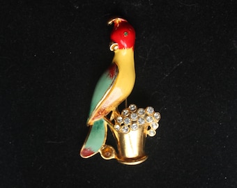 1940er Jahre Coro Papagei Brosche: Emaillierter Vogel, Strass Blumentopf signiert