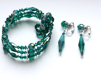 Conjunto de pulsera y pendientes Sherman de cristal verde esmeralda, años 50, con cierre de clip y firmado.