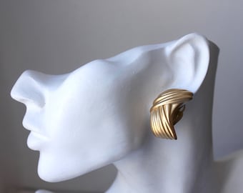 1980er Jahre Nina Ricci goldfarbene Ohrringe mit geriffelten Design Clip-on couture Schmuck high-end