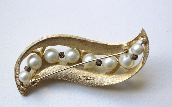 1960s Kramer goldtone faux-pearls brooch pin styl… - image 4