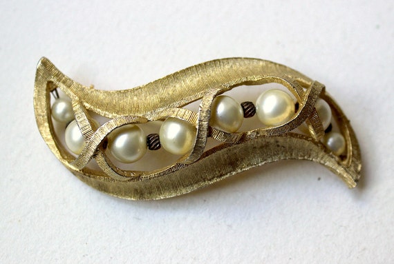 1960s Kramer goldtone faux-pearls brooch pin styl… - image 1