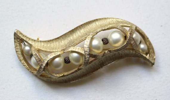 1960s Kramer goldtone faux-pearls brooch pin styl… - image 2