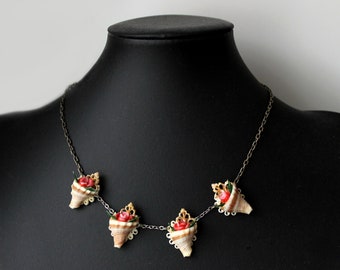1950年代のノベルティ貝殻の豊穣の角ネックレスセルロイドプラスチック