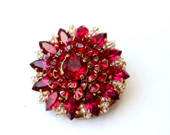 1950er Jahre Französische rubinrote facettierte Kristall-Marquisen und Strass Brosche klare Glasperlen