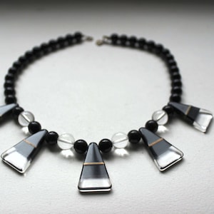 Collier plastron acrylique lucite des années 1980, éléments triangulaires noirs et transparents, perles en plastique néo-égyptien