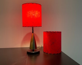 Aangepast paar glasvezel lampenkappen uit het midden van de eeuw, 8 x 9 rood