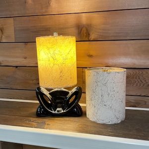 Kundenspezifisches Paar Lampenschirme aus Fiberglas in Elfenbein und Gold im Stil der 1960er Jahre