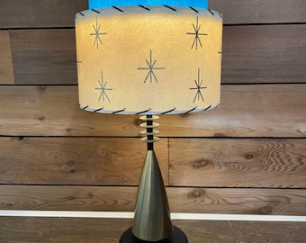 Pantalla de lámpara de fibra de vidrio de dos niveles, estilo vintage de mediados de siglo, moderna, color verde azulado atómico, marfil y dorado.