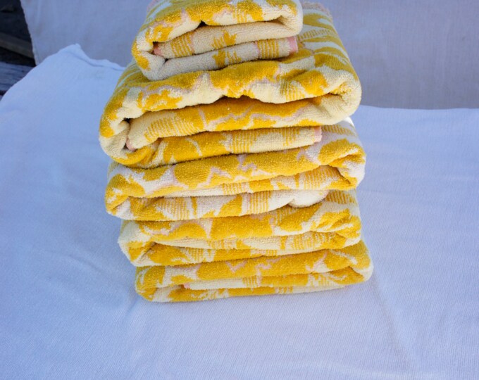 Vintage Bath Towel Set Yellow Gold Roses on Pink Packground Sears