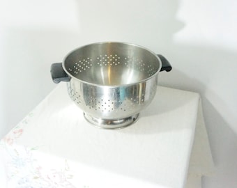 Vintage Stainless Steel Footed Colander Korea Black Bakelite Handles Farmhouse Fruit Bowl Decor