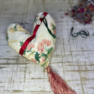 Lavender & Rose Petals Heart Sachet Toile de Jouy &quot;Shanghai Garden&quot;