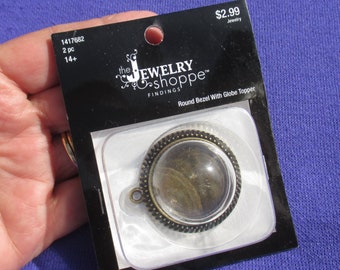 The Jewelry Shoppe Round Bezel With Globe Topper