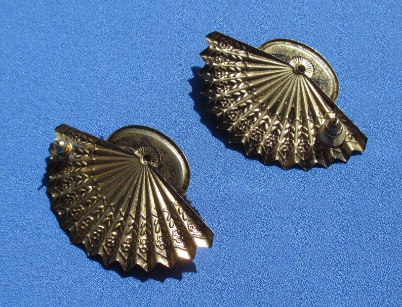 Retro Red Acrylic /& Black Lace Fan Shaped Pierced Earrings