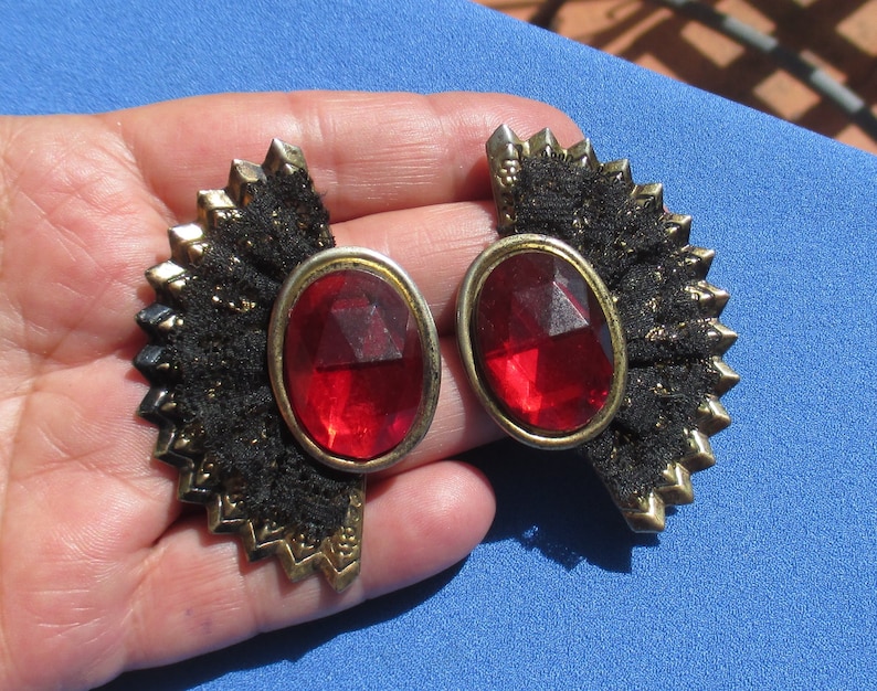 Retro Red Acrylic /& Black Lace Fan Shaped Pierced Earrings