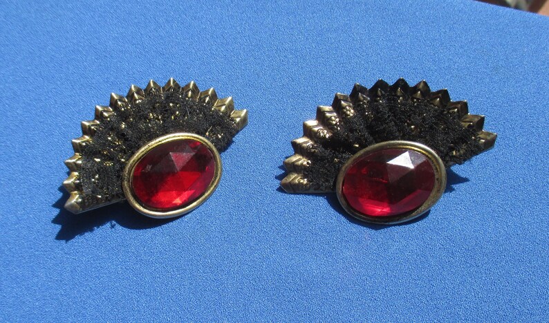 Retro Red Acrylic /& Black Lace Fan Shaped Pierced Earrings