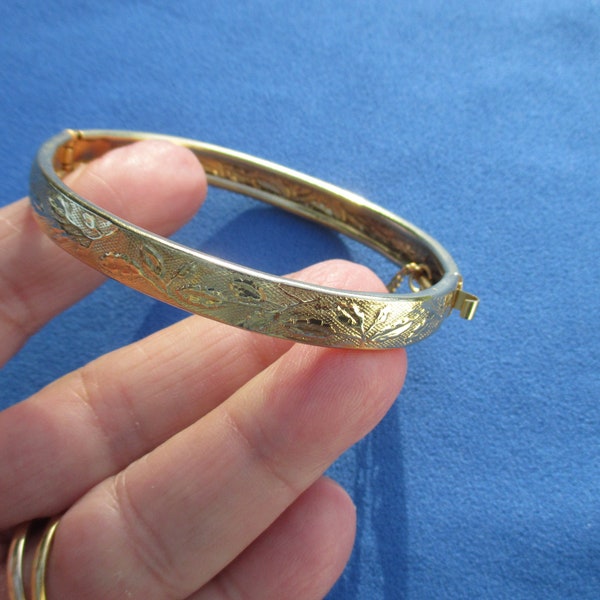 Etched Leaf Shaped Hinge Bracelet With Safety Chain