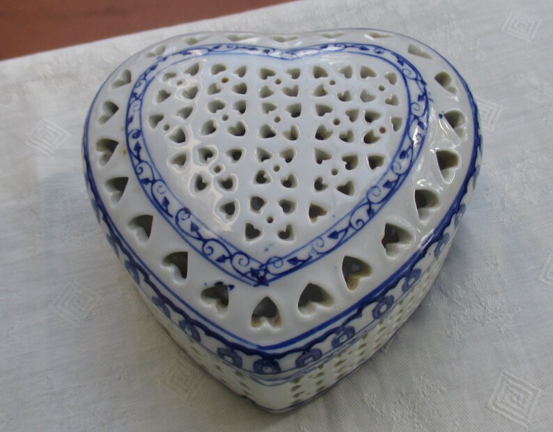Vintage Heart Shaped Porcelain Blue /& White Potpourri Holder Trinket Box Non Food Use