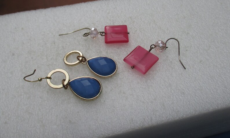 Lot Of Pink /& Blue Dangling Pierced Earrings One Missing Ear Wire