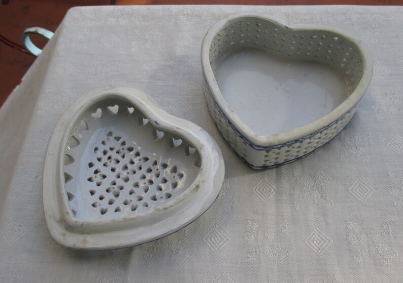 Vintage Heart Shaped Porcelain Blue /& White Potpourri Holder Trinket Box Non Food Use