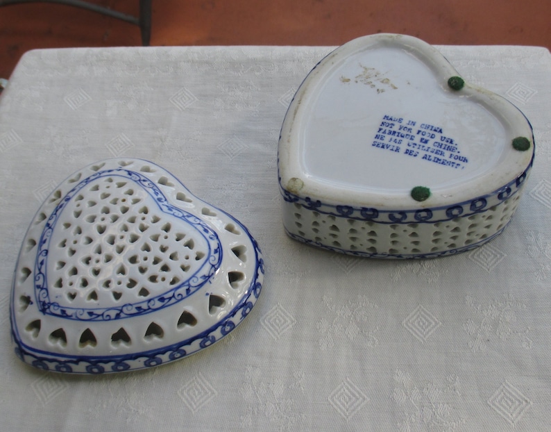 Vintage Heart Shaped Porcelain Blue /& White Potpourri Holder Trinket Box Non Food Use