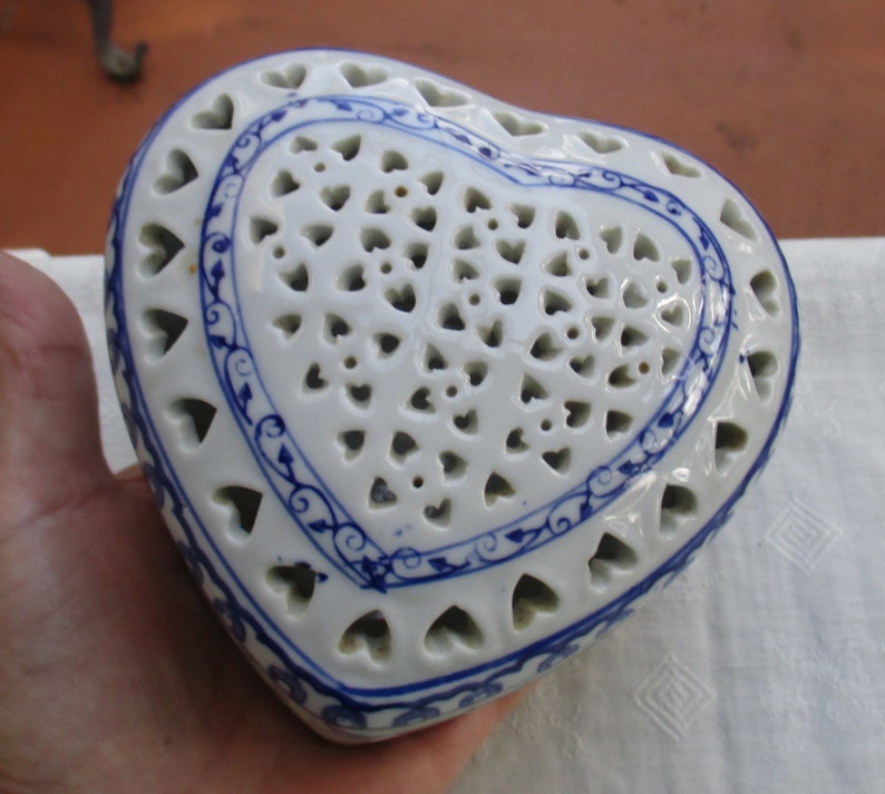Vintage Heart Shaped Porcelain Blue /& White Potpourri Holder Trinket Box Non Food Use
