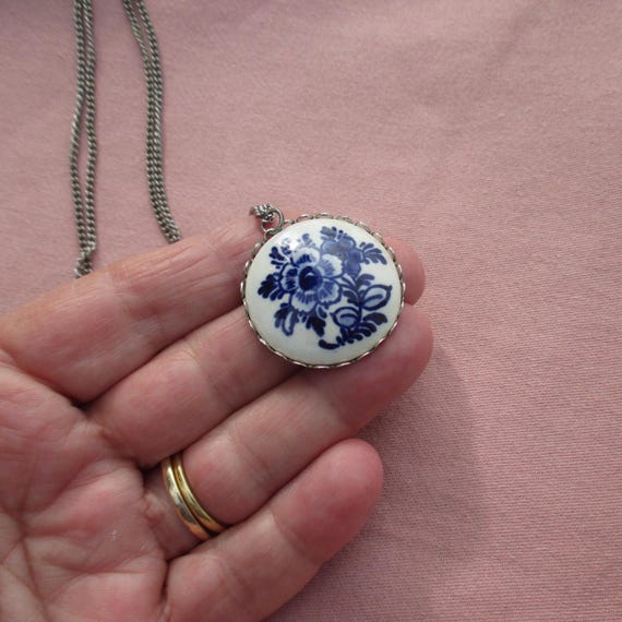 Vintage Delft Flower Round Pendant Necklace
