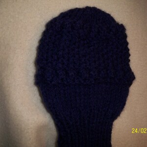 Puede incluir: Un gorro de punto azul oscuro con un patrón texturizado. El gorro está hecho de un hilo suave y cálido, perfecto para mantener la cabeza caliente en invierno.