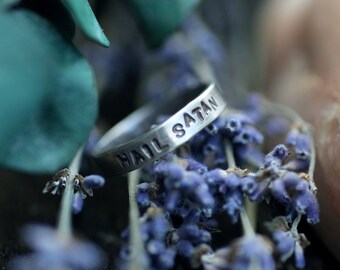 Hail Satan LPOTL Ring in Argento Sterling - Fatto su ordinazione per la tua taglia - Stamped Last Podcast Henry Zebrowski Ring - unisex