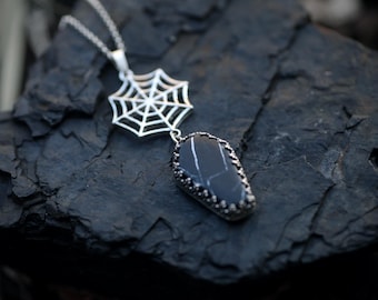 Collana con bara e ragnatela di bufalo bianco