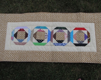 Scrappy Table Runner con bloques de piña