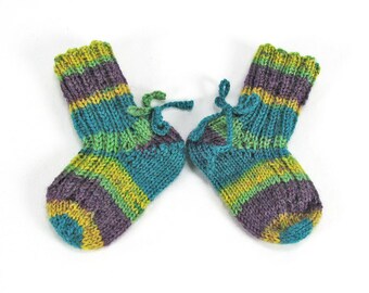 Merino Wolle Baby Socken, Passend für 0-6 Monate, Hand gestrickt, Hellgrün, Grün, Plum,Gold, Hypoallergen - SOFORT LIEFERBAR