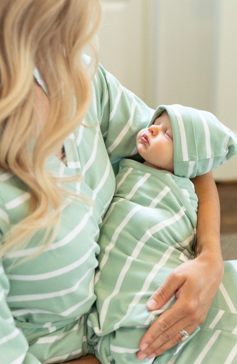 Accappatoio per parto premaman e allattamento e set di coperte fasciate per neonato o bambina maglietta mamma MAMA/regalo per baby shower/Baby Be Mine/Sage Stripe immagine 6