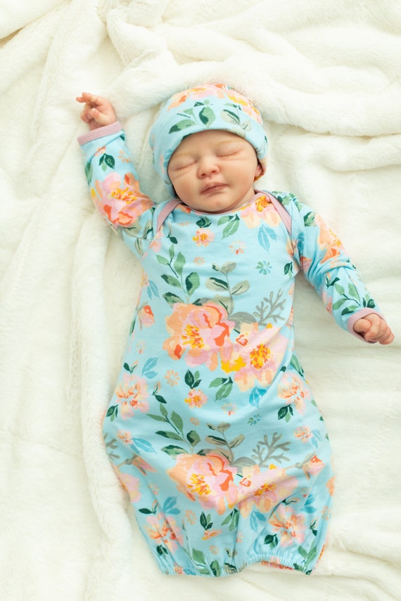 Bebé niña recibiendo vestido y sombrero recién nacido conjunto -  España