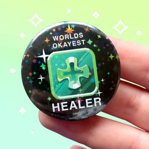 Błyszcząca przypinka z motywem DPS, inspirowana grą FFXIV, najwspanialszym uzdrowicielem na świecie, 44 mm | Cytat z mema z gry MMO RPG | Holograficzny | Estetyka fantasy