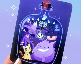 Op de afbeelding: Een paarse glazen fles met een kurkstop gevuld met verschillende paarse en witte Pokémon-personages, waaronder een Gengar, een Misdreavus, een Gastly en een Duskull.