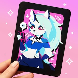 Puede incluir: Un personaje de dibujos animados en blanco y negro con ropa azul y blanca, sosteniendo un teléfono con un icono de calavera. El personaje tiene el pelo largo y blanco y lleva un collar de pentagrama. El fondo es rosa con estrellas blancas.