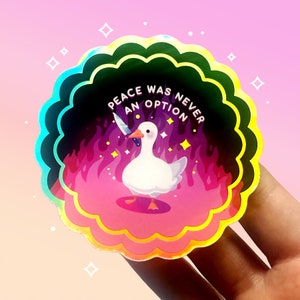 Pegatina holográfica de vinilo impermeable de pato / Lindo ganso con llamas "La paz nunca fue una opción" / Rojo y naranja / Estética kawaii