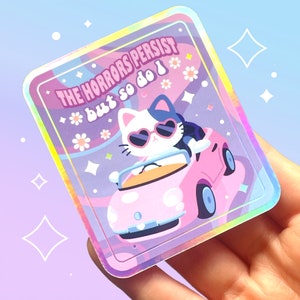 Die Schrecken bestehen fort, aber ich tue holografischer Vinyl wasserfester Aufkleber | Niedliche lustige meme Katze, die Auto fährt | Rosa und Lila | Kawaii Ästhetik