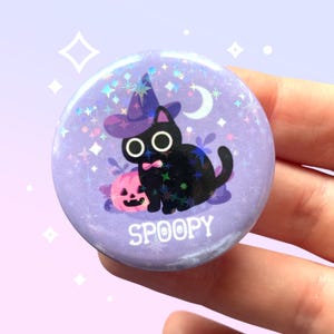 Botón con broche brillante de gato espeluznante de 44 mm / Lindo y divertido gatito brujo de Halloween / Holográfico / Estética kawaii