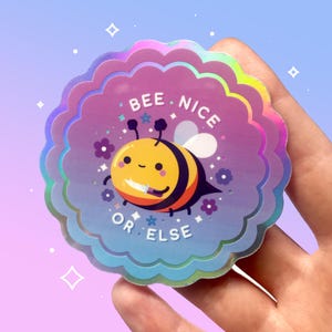 Bijenholografische waterdichte vinylsticker | Leuke grappige hommel 'Bee nice or else' | Roze en geel | Kawaii-esthetiek