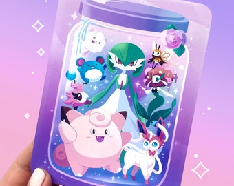 Op de afbeelding: Een paarse glazen pot met een roze deksel gevuld met verschillende Pokémon-personages, waaronder een roze Jigglypuff, een groen-witte Gardevoir, een blauw-witte Eevee, een roze-witte Sylveon en een paars-witte Cloyster. De pot is gevuld met glitter en sterren.