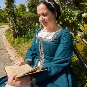 Linen Medieval Fantasy Dress &quot;Dafne&quot; – Renaissance Gown, Fairycore LARP Costume, Custom Colors