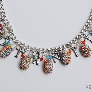 Collar de encanto multicolor. Carta encanto dangle plata color cadena collar. Naranja Rojo Azul Verde. Moda tejida a mano. Collar HOT KNITS.