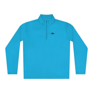 Könnte beinhalten: Ein türkisblauer Langarm-Pullover mit 1/4-Reißverschluss und einer schwarzen Silhouette eines Kampfjets auf der Brust. Der Text "Rise Above" ist unter dem Jet gedruckt.
