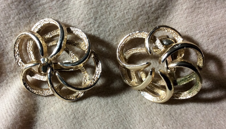 Sarah Coventry 1968 Tailored Swirl Goldtone Clip on Earrings