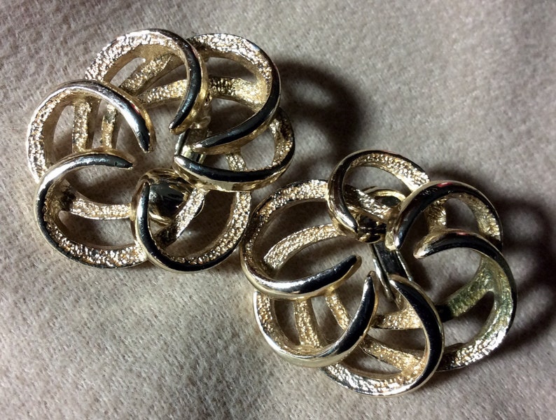 Sarah Coventry 1968 Tailored Swirl Goldtone Clip on Earrings