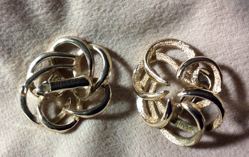 Sarah Coventry 1968 Tailored Swirl Goldtone Clip on Earrings