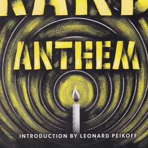 Pode incluir: Uma capa de livro com fundo preto e texto amarelo. O título "ANTHEM" está em letras amarelas grandes. O nome do autor "AYN RAND" está em letras amarelas maiores acima do título. O texto "INTRODUCTION BY LEONARD PEIKOFF" está em letras amarelas menores na parte inferior da capa.