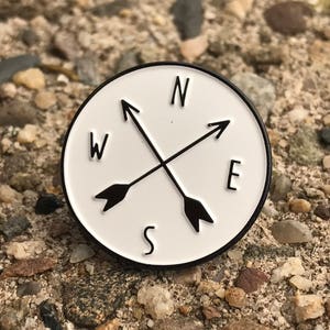 North South East West Compass Arrows Crest Enamel Pin afbeelding 2
