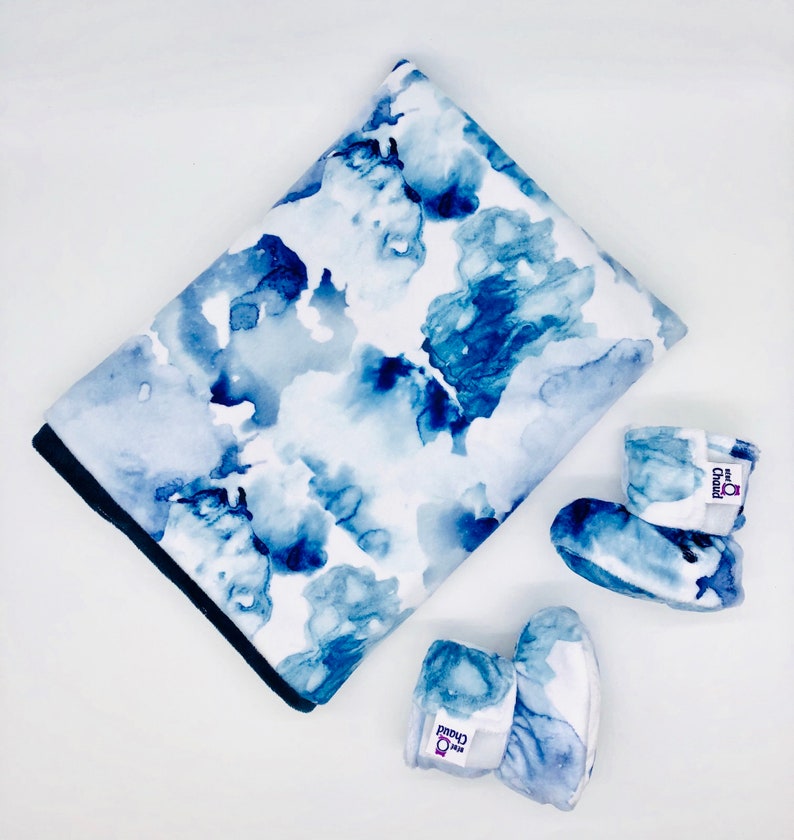 small size possibility to embroider the first name Soft minky blanket for baby and child with blue cloud pattern regular or large